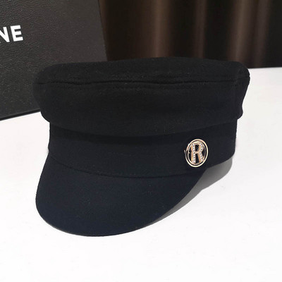 Fém díszítésű női sapka fekete színben