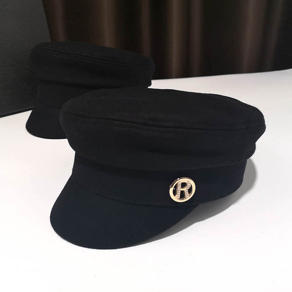 Fém díszítésű női sapka fekete színben