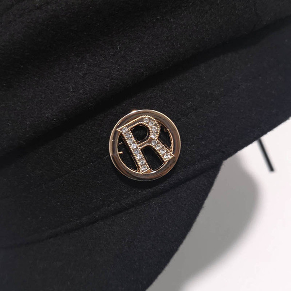 Fém díszítésű női sapka fekete színben