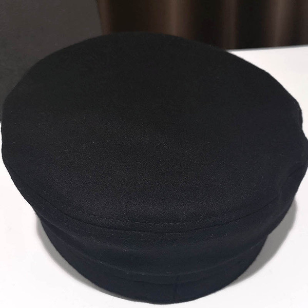 Fém díszítésű női sapka fekete színben