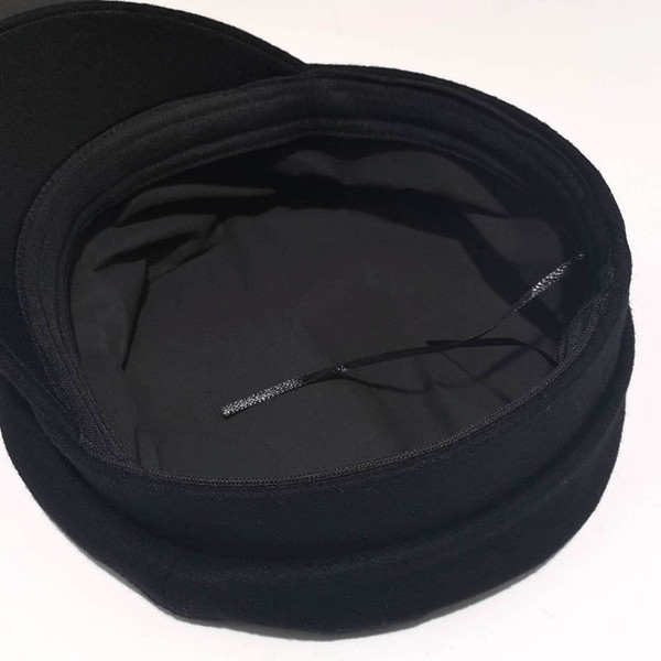 Fém díszítésű női sapka fekete színben