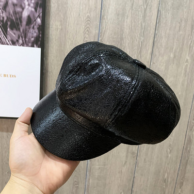 Naprakész női sapka napellenzővel, fényes hatással