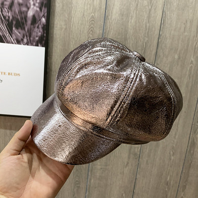 Naprakész női sapka napellenzővel, fényes hatással