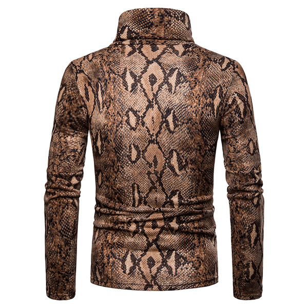 Μοντέρνο ανδρικό πουλόβερ μοντέλο με άνιμαλ εκτύπωση