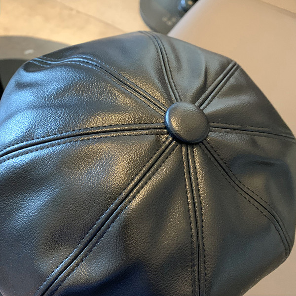 Női bőr sapka napellenzővel