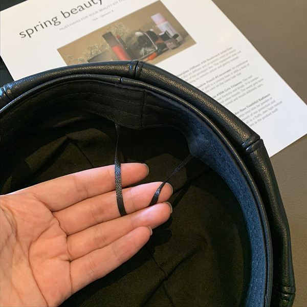 Női bőr sapka napellenzővel