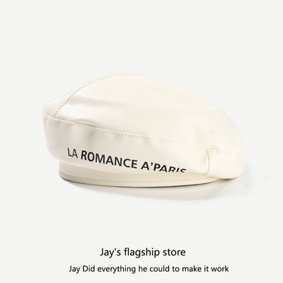 Κομψό γυναικείο καπέλο από οικολογικό δέρμα με επιγραφή