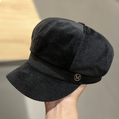 Nappali női sapka ellenőrző fém elemmel