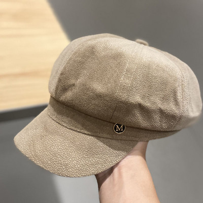 Nappali női sapka ellenőrző fém elemmel