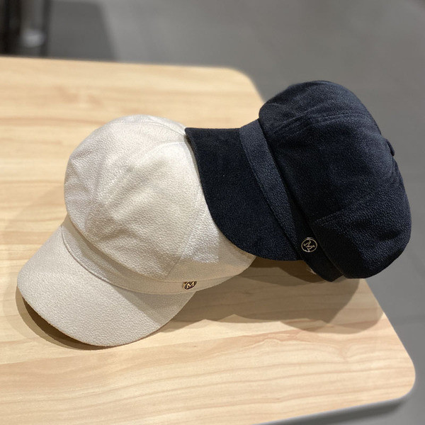 Nappali női sapka ellenőrző fém elemmel