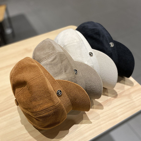 Nappali női sapka ellenőrző fém elemmel