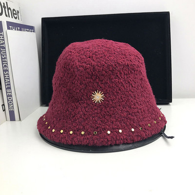 Γυναικείο καπέλο νέο μοντέλο με μεταλλικά στοιχεία