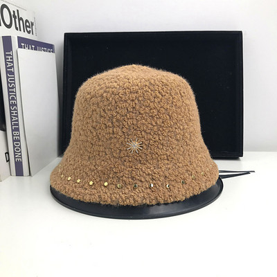 Γυναικείο καπέλο νέο μοντέλο με μεταλλικά στοιχεία