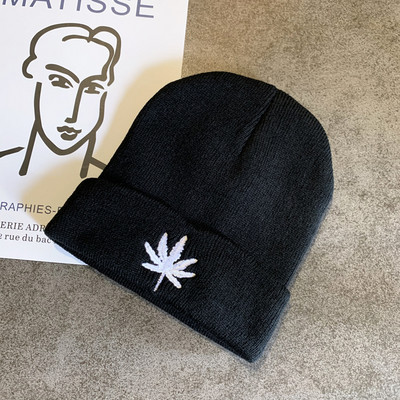 Alkalmi női téli sapka - hímzéssel