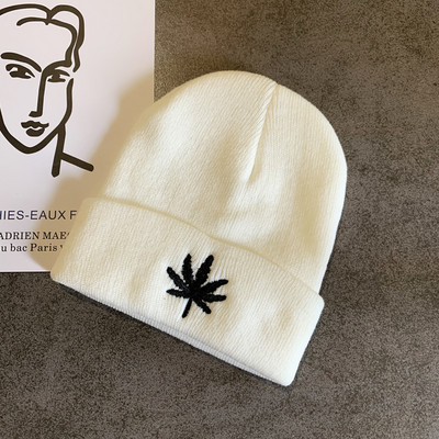 Alkalmi női téli sapka - hímzéssel