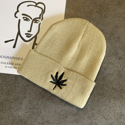 Alkalmi női téli sapka - hímzéssel