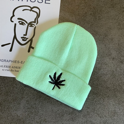 Alkalmi női téli sapka - hímzéssel