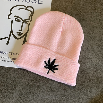 Alkalmi női téli sapka - hímzéssel