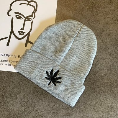 Alkalmi női téli sapka - hímzéssel