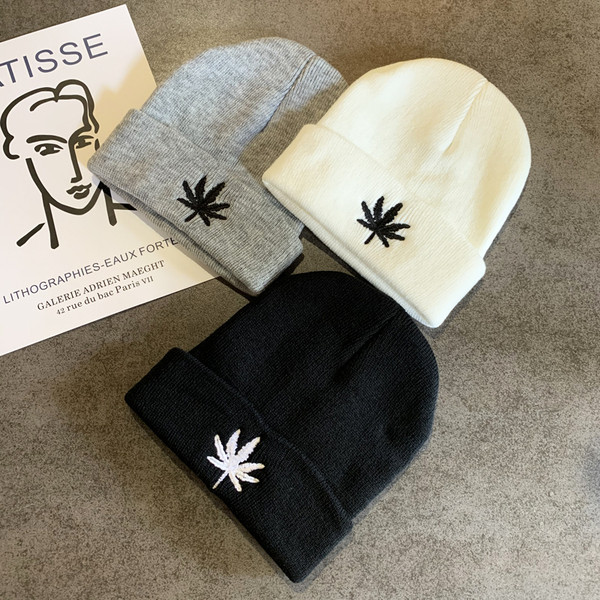 Alkalmi női téli sapka - hímzéssel