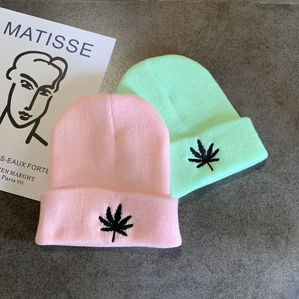 Alkalmi női téli sapka - hímzéssel