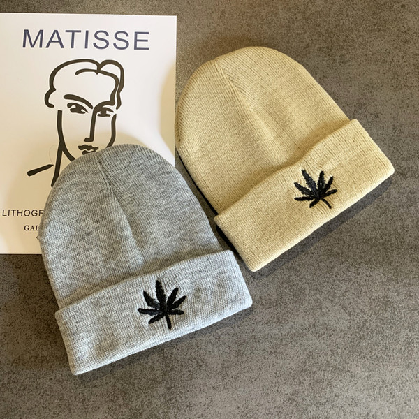 Alkalmi női téli sapka - hímzéssel