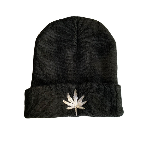 Alkalmi női téli sapka - hímzéssel