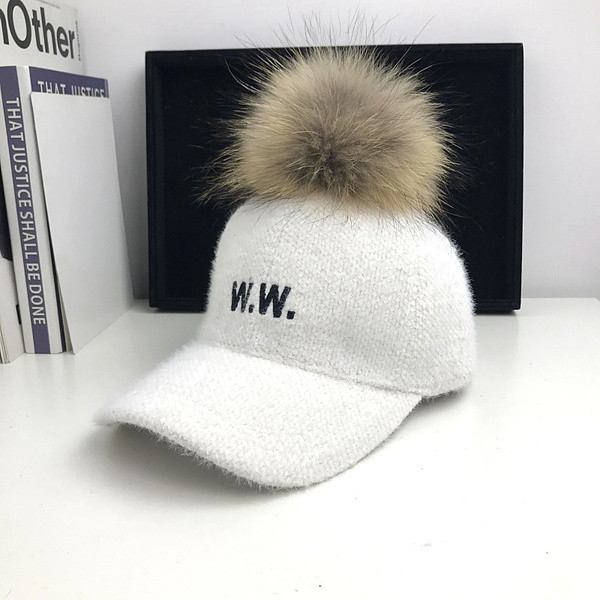 Új modell női sapka pehelytal és hímzéssel