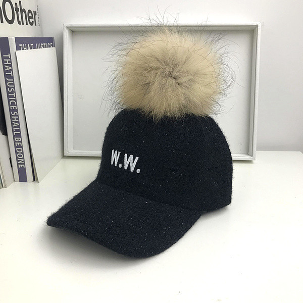 Új modell női sapka pehelytal és hímzéssel