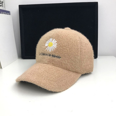 Mindennapi női téli sapka hímzéssel