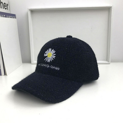 Mindennapi női téli sapka hímzéssel