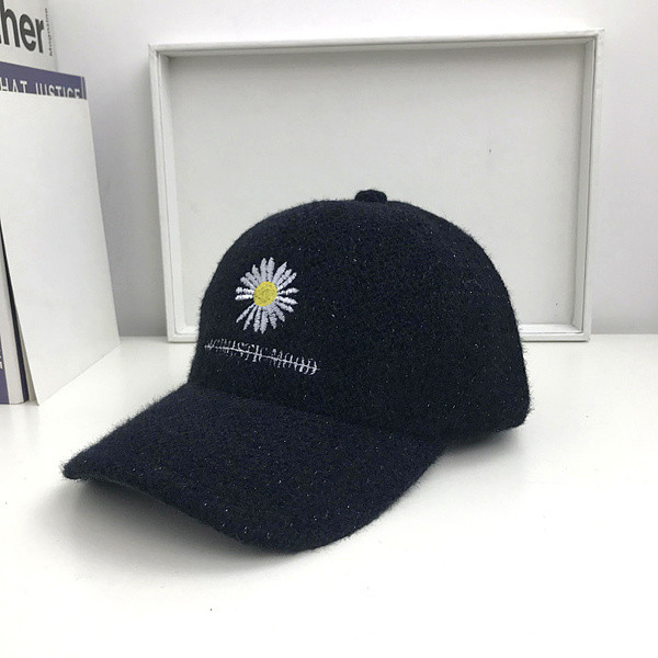 Mindennapi női téli sapka hímzéssel