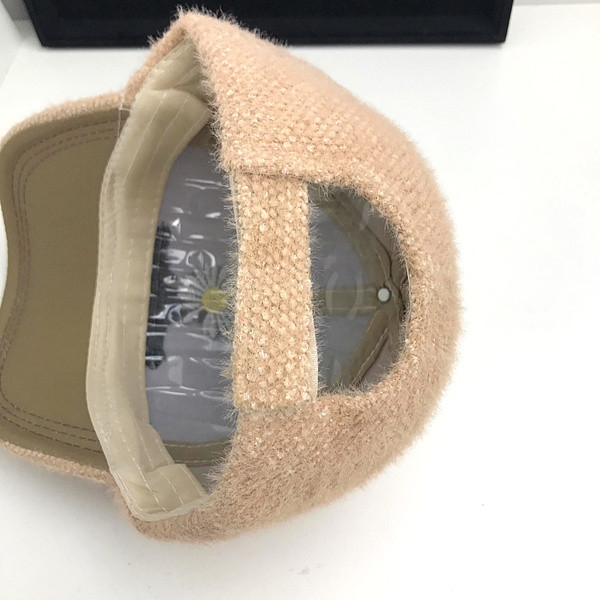 Mindennapi női téli sapka hímzéssel