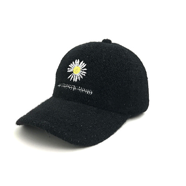 Mindennapi női téli sapka hímzéssel