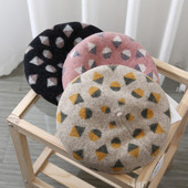 Μοντέρνο γυναικείο καπέλο τύπου μπερέ με χρωματιστό μοτίβο