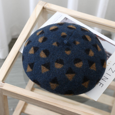 Μοντέρνο γυναικείο καπέλο τύπου μπερέ με χρωματιστό μοτίβο