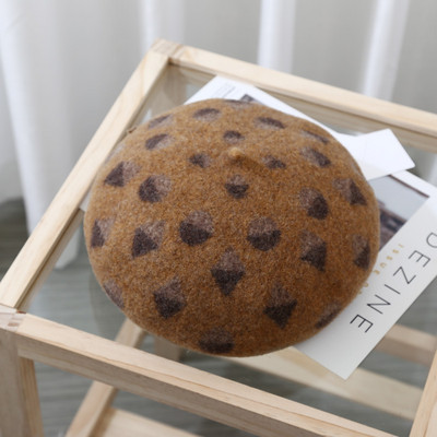 Μοντέρνο γυναικείο καπέλο τύπου μπερέ με χρωματιστό μοτίβο