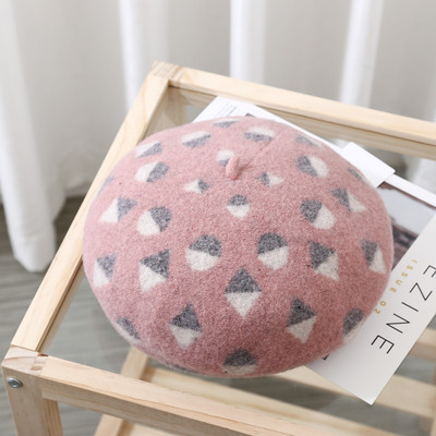 Μοντέρνο γυναικείο καπέλο τύπου μπερέ με χρωματιστό μοτίβο