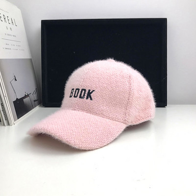 Modern női sapka hímzett felirattal