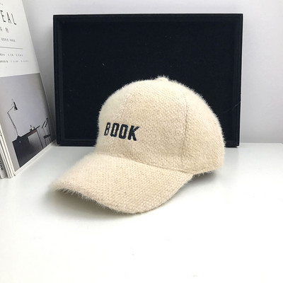 Modern női sapka hímzett felirattal