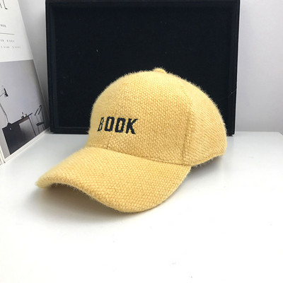 Modern női sapka hímzett felirattal