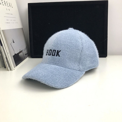 Modern női sapka hímzett felirattal