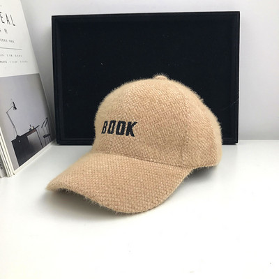 Modern női sapka hímzett felirattal