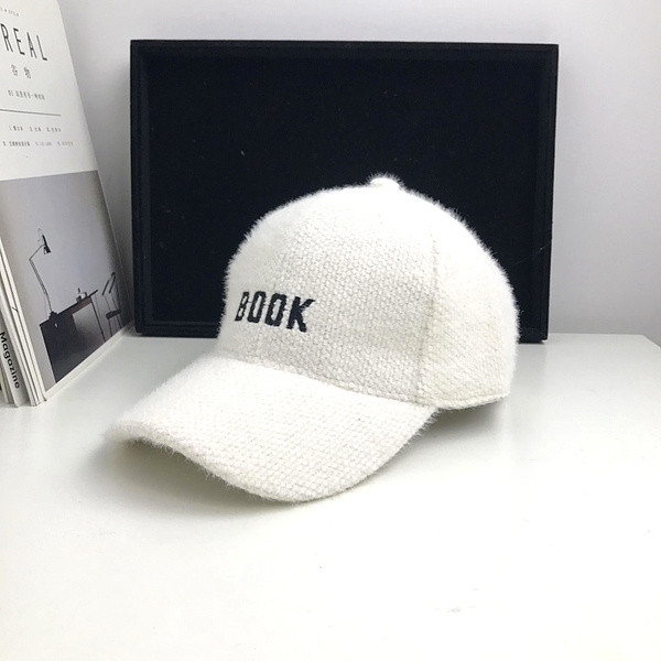 Modern női sapka hímzett felirattal