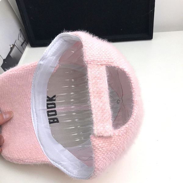 Modern női sapka hímzett felirattal