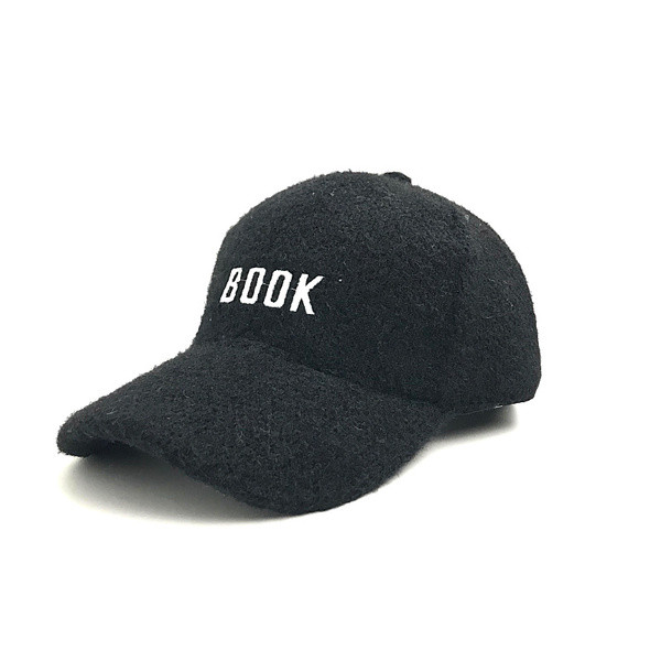 Modern női sapka hímzett felirattal