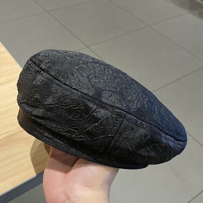 Női barett típusú sapka fém elemmel