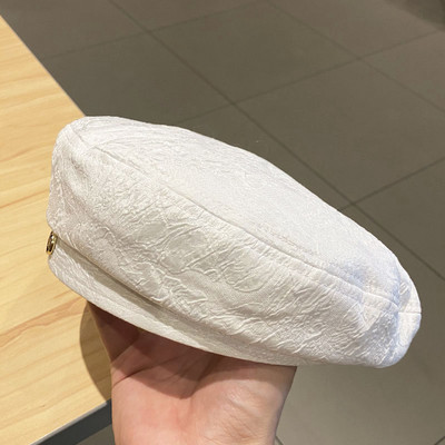 Női barett típusú sapka fém elemmel