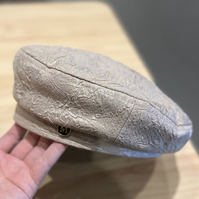 Női barett típusú sapka fém elemmel