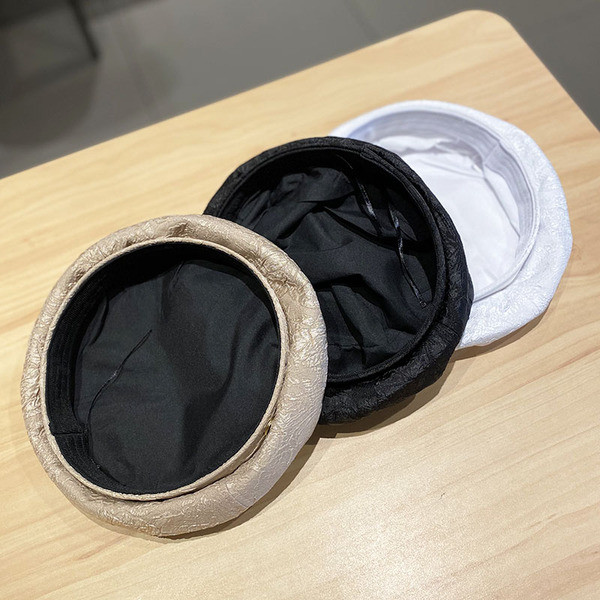 Női barett típusú sapka fém elemmel